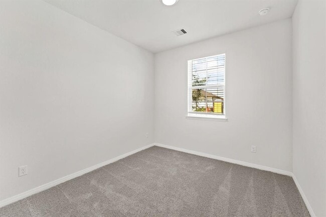 Building Photo - 411 Town Lk Bnd