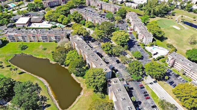 Building Photo - 1030 Country Club Dr