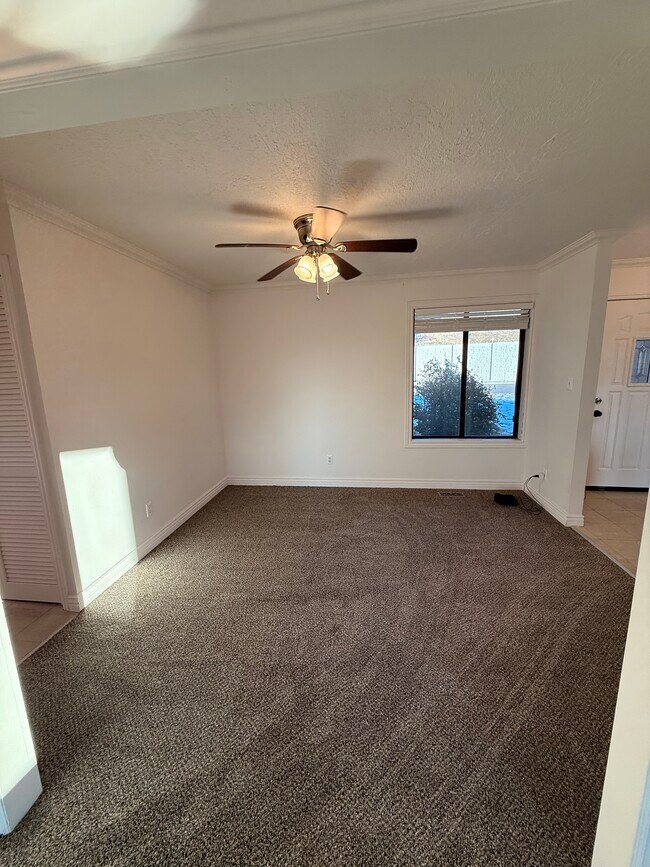 Building Photo - 643 Woodridge Dr