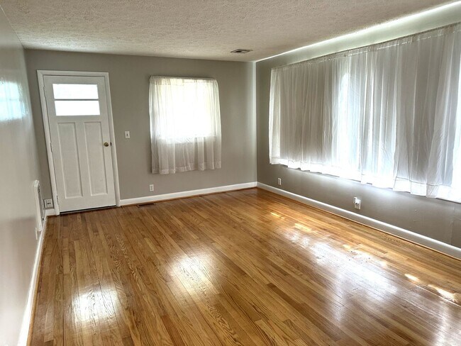 Building Photo - IMMACULATE ONE LEVEL HOME AVAILABLE IN SUR...