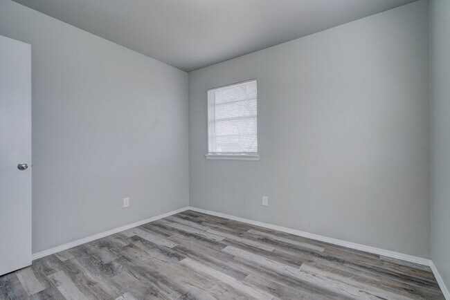 Building Photo - Beautifully Remodeled 3 or 4 bedroom with ...