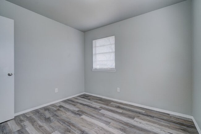 Building Photo - Beautifully Remodeled 4 bedroom with 1 1/2...