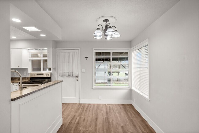 Building Photo - Lovely 3 Bedroom 1.5 bath Milwaukie Charmer.