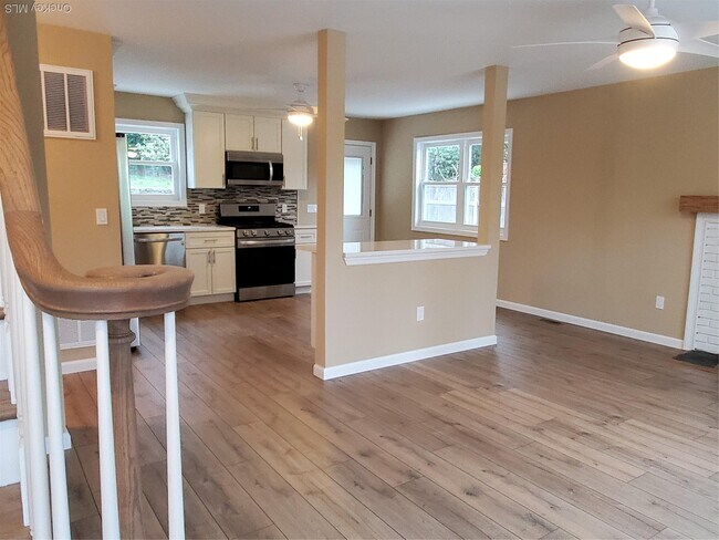 Building Photo - 128 Bayville Ave