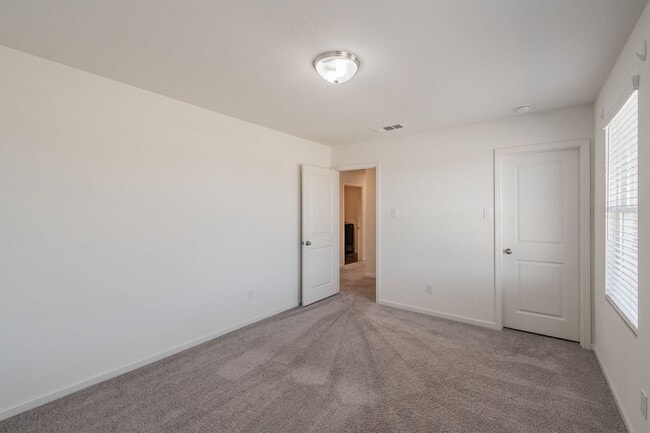Building Photo - Like new 4 bedroom 2.5 bath in Villages of...