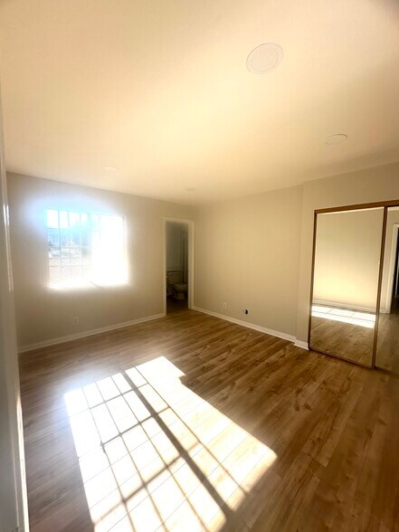 Building Photo - 525 S Main St