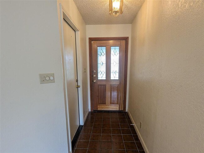 Building Photo - 904 Woodview Dr