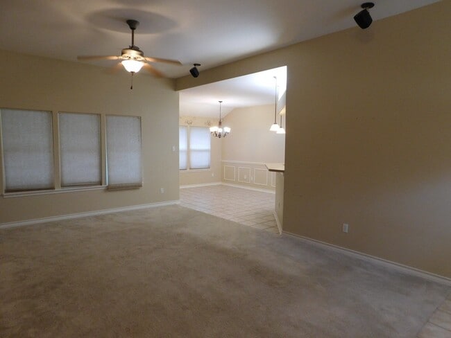 Building Photo - 3201 Nacogdoches Dr