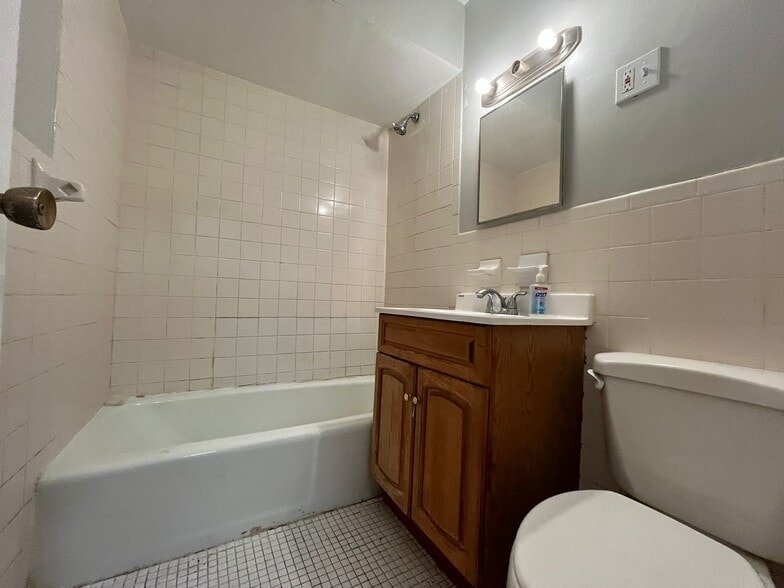 Building Photo - 186 Lembeck Ave