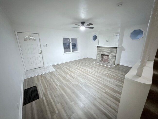 Building Photo - 537 McCully St