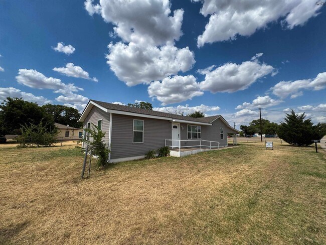 Building Photo - 406 2nd St