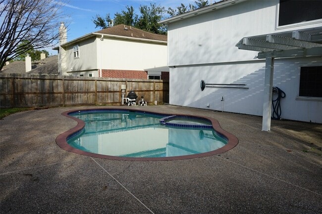 Building Photo - 18807 Timbers Dr