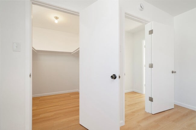 Building Photo - Spacious Two Story Albany Home Two Blocks ...