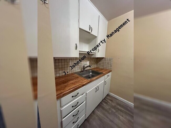 Building Photo - 1BED 1 BTH Available NOW