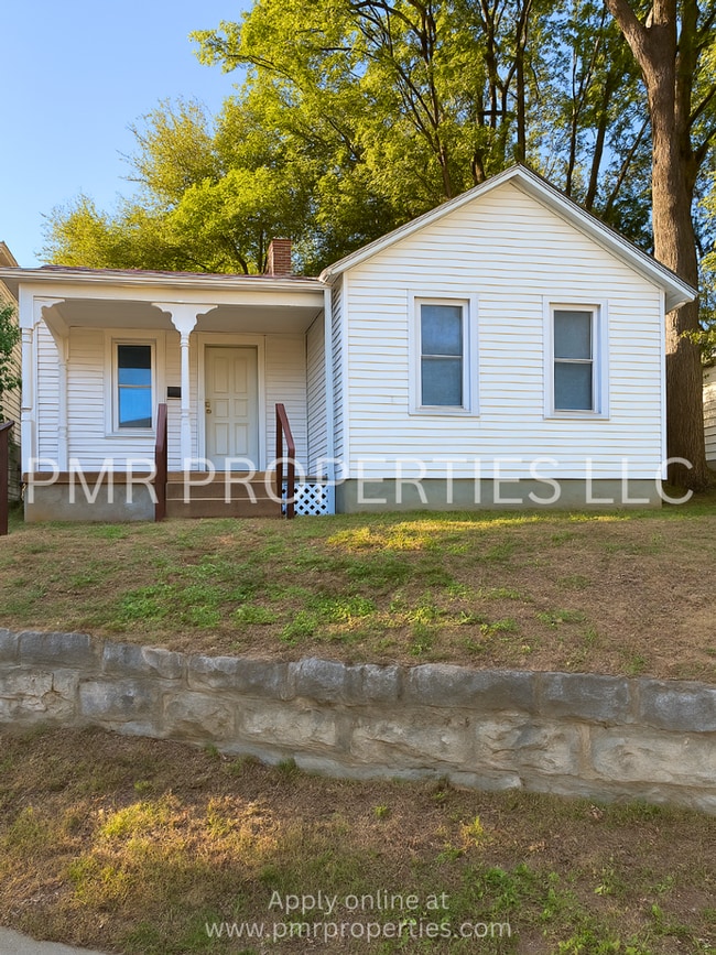 Building Photo - 2 Bedroom / 1 Bathroom