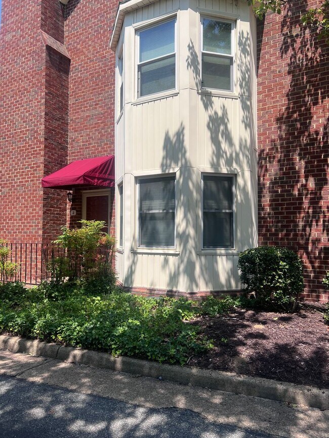 Building Photo - 2 Academy Ln