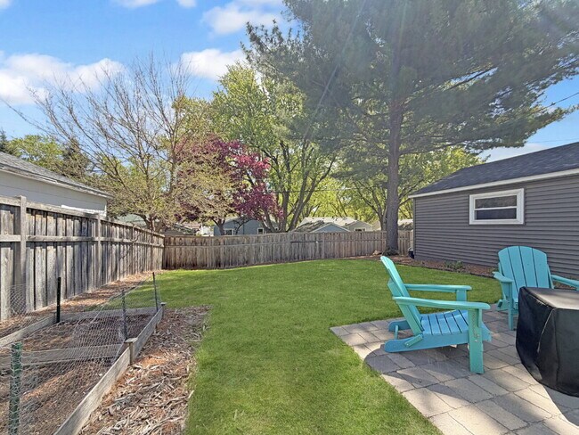Building Photo - Gorgeous 3-Bed/2 Bath in the Heart of Saint Louis Park - Dogs Welcome!