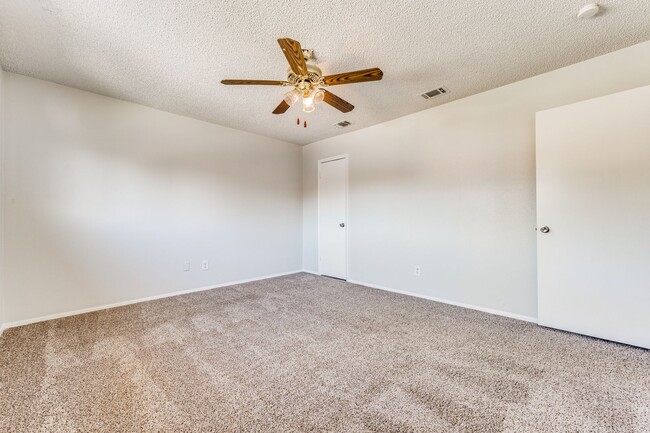 Building Photo - 2 Bedrooms in Irving with Large 2-Car Garage