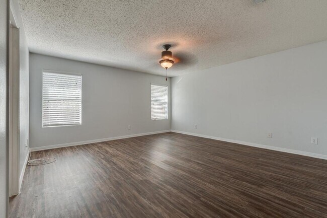 Building Photo - 5536 Camarillo Dr