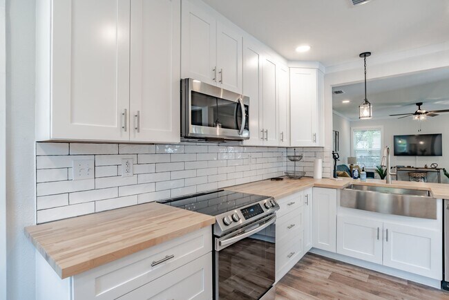 Building Photo - Stylish 3 Bedroom Bungalow near NAS and Be...
