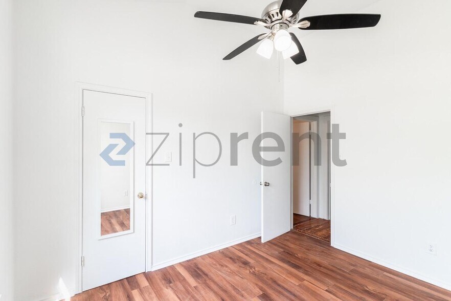 Building Photo - Unit