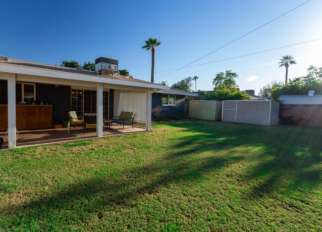 Building Photo - 2040 W Cambridge Ave