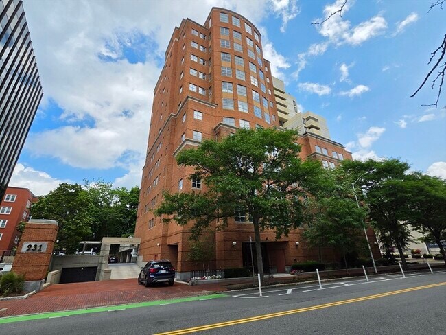 Building Photo - 931 Massachusetts Ave