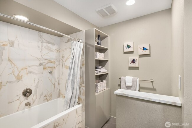 Building Photo - Top Floor Queen Anne Unit! (Beautiful views & 3 Parking Spaces)