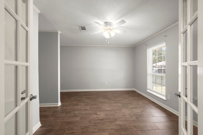 Building Photo - 2909 Livingston Dr