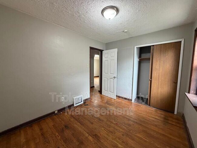 Building Photo - 8126 Albin Ave