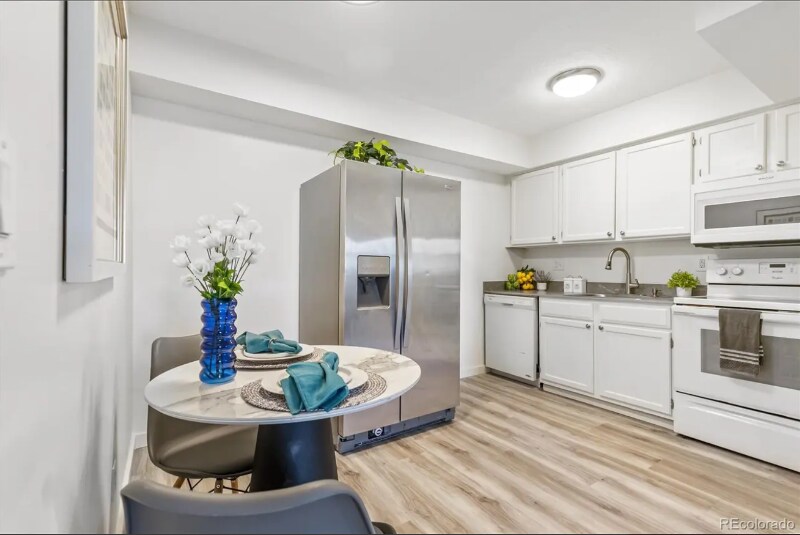 Building Photo - 10150 E Virginia Ave