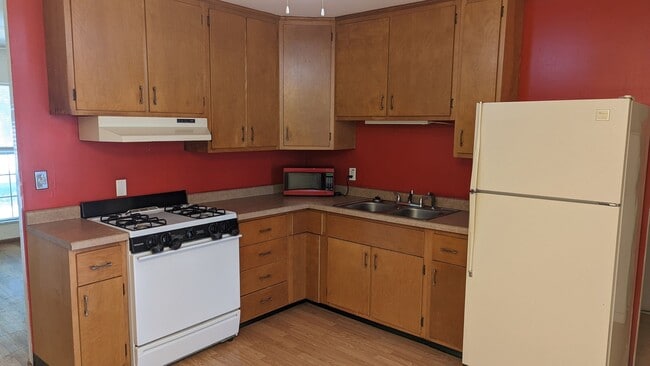 Building Photo - 3 Bed 2 bath home located near shopping, schools, and parks