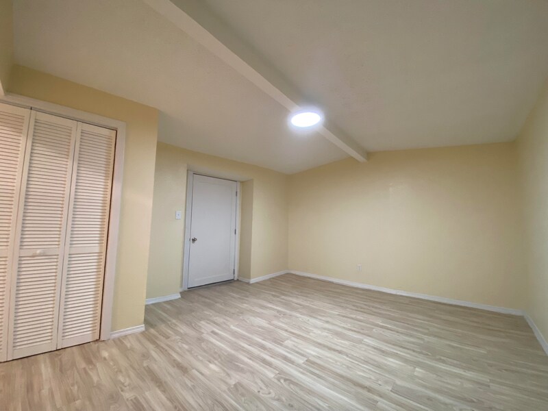 Building Photo - 2221 Gold Ave