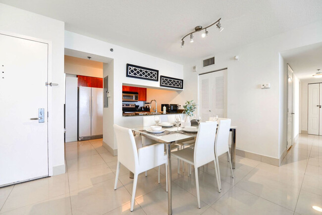 Building Photo - 1200 Brickell Bay Dr