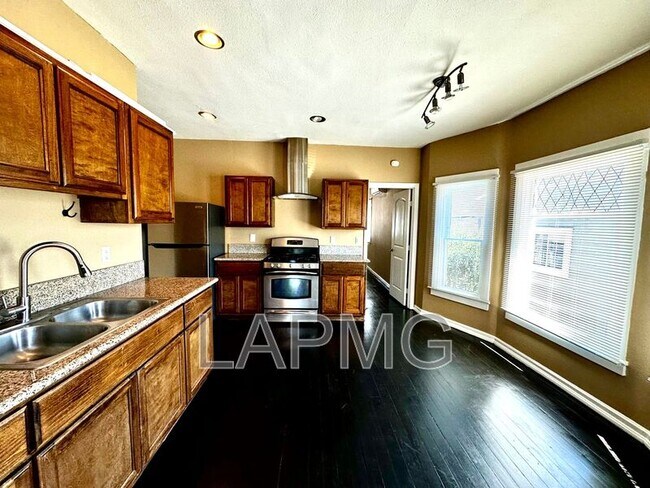 Building Photo - 1063 E Orange Grove Blvd