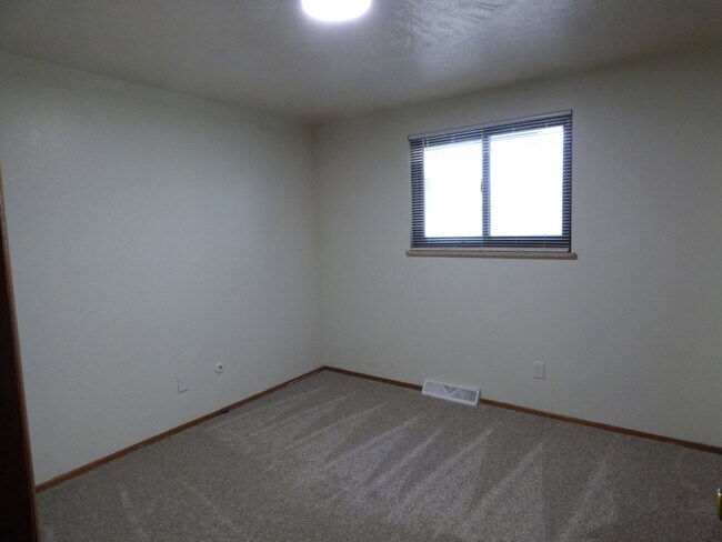 Building Photo - Adorable 3 bedroom, 1 bath in Longmont Estates, fenced back yard, 2 car garage