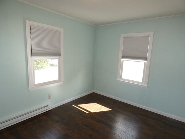 Building Photo - Centrally Charming