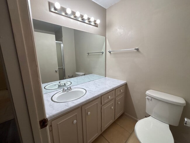 Building Photo - CHARMING 3 BEDROOM 2 BATHROOM SINGLE-STORY IN STOCKTON!