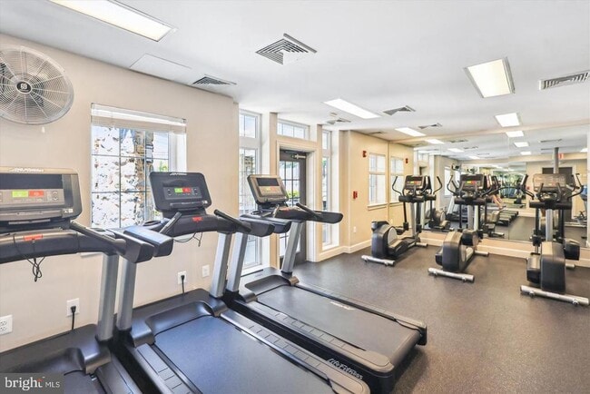 Building Photo - 4129 S Four Mile Run Dr
