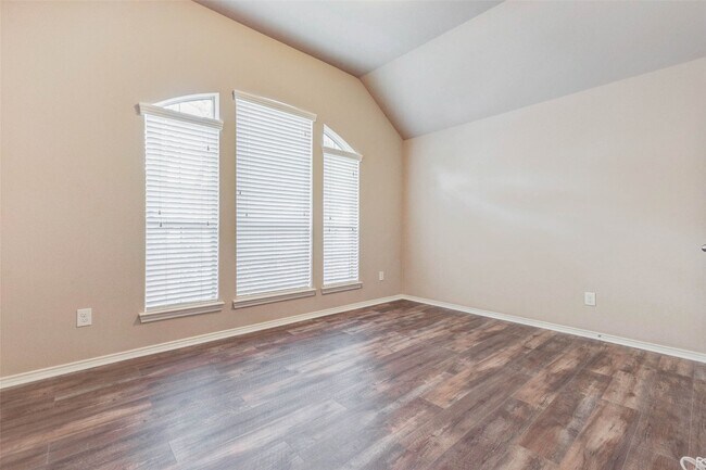 Building Photo - 25839 Riverside Creek Dr