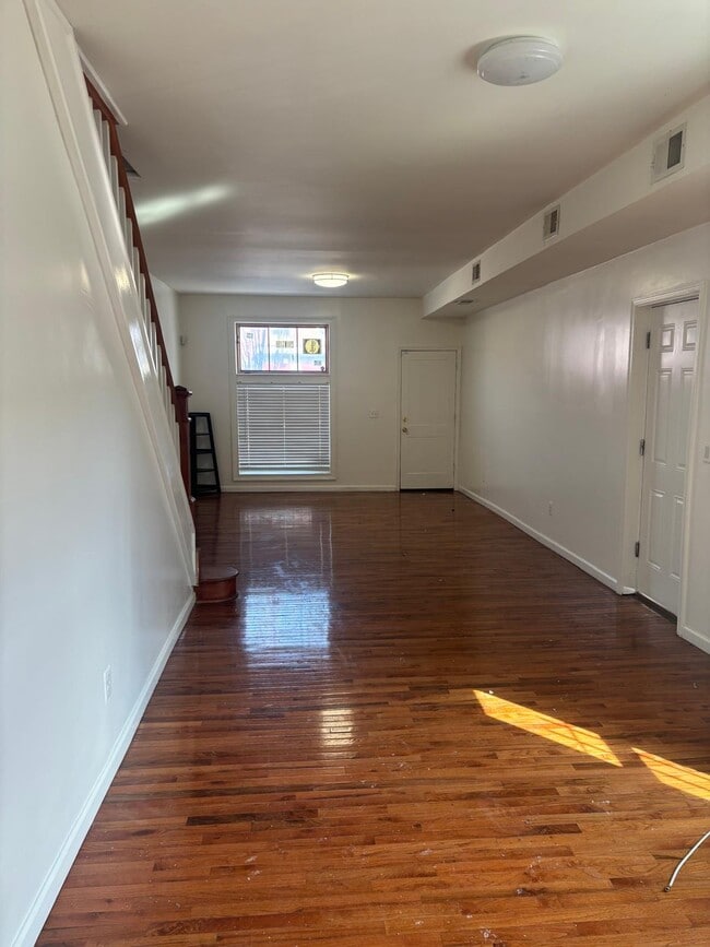 Building Photo - 2939 E Monument St