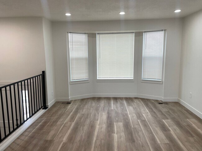 Building Photo - 3 bedroom, 1 bath unit. Newly Remodeled.