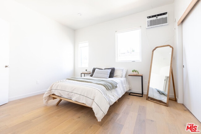 Building Photo - 3611 1/2 Bellevue Ave