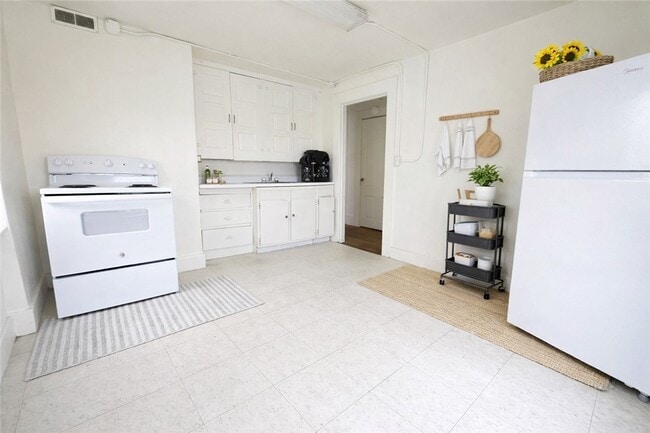 Building Photo - 110-112-112 Seneca St