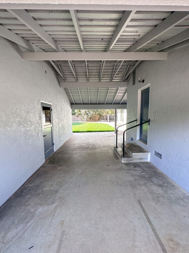 Building Photo - Gorgeous 3 bed 2 bath! (Please read entire ad before showing)