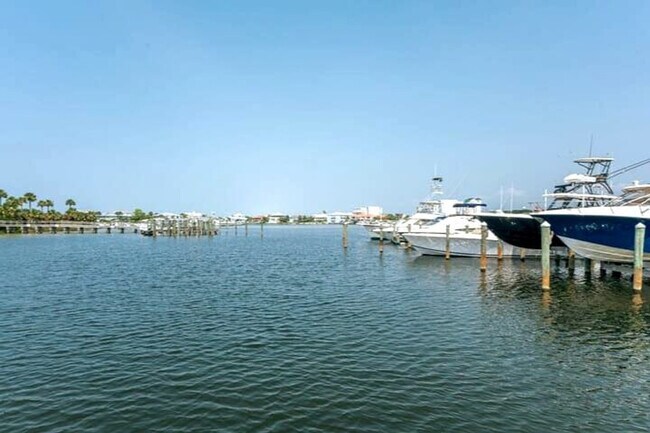 Building Photo - 775 Gulf Shore Dr