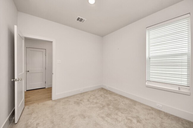 Building Photo - 1042 Homer St