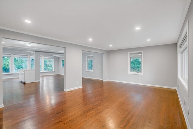 Building Photo - 8 Waibel Dr