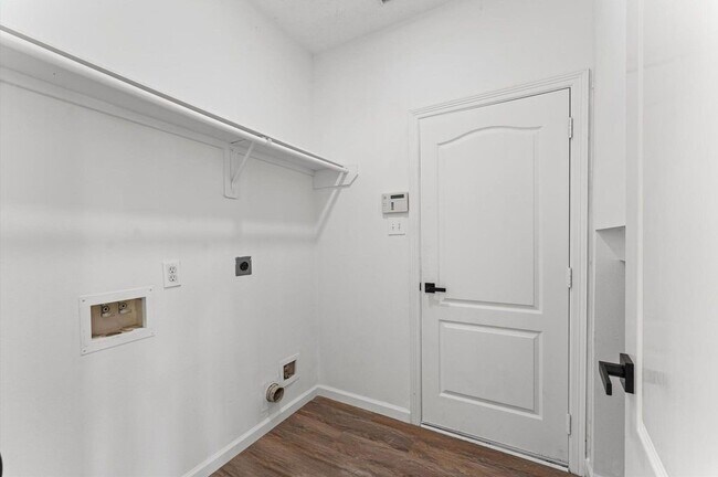 Building Photo - 2830 Fern Hill Dr
