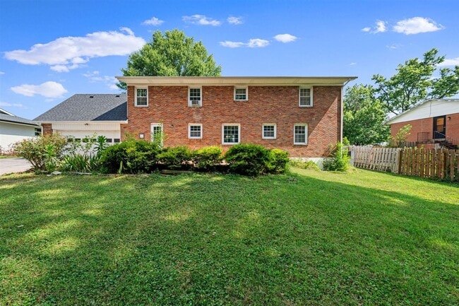 Building Photo - 725 Temple Ct